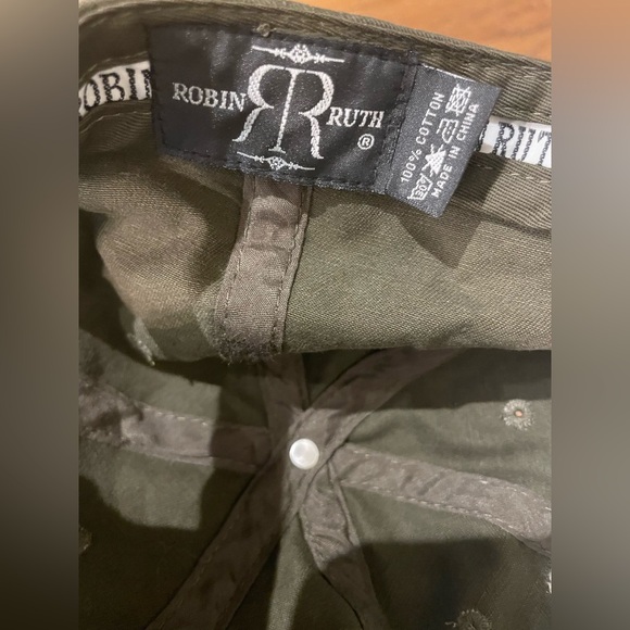 Robin Ruth Cap - Madrid - Picture 6 of 6